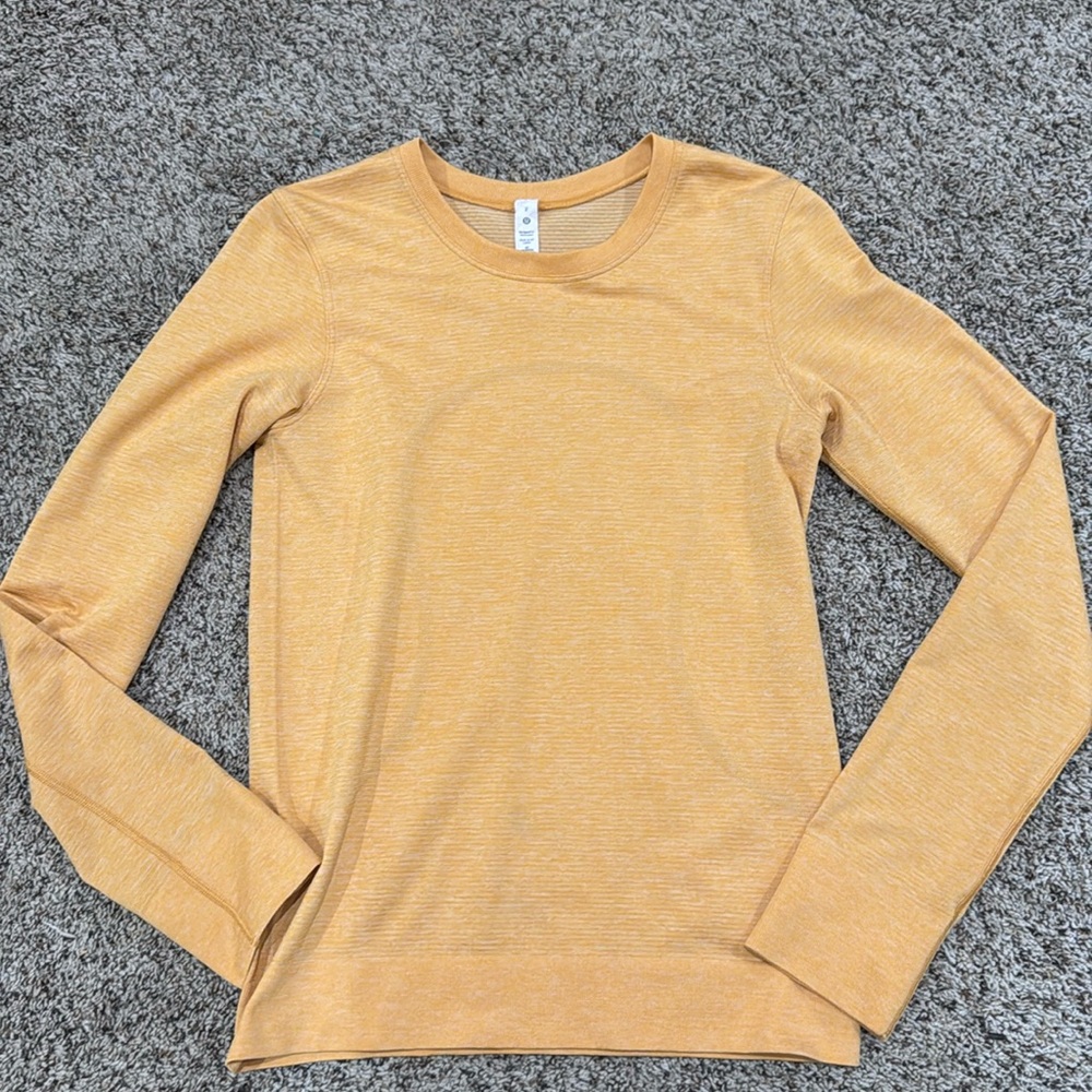 Lululemon swiftly tech long sleeve! Hip length size 2!!